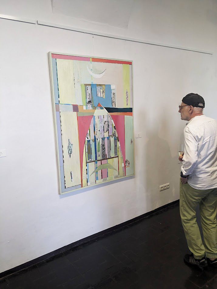 Ein Ausstellungsbesucher steht vor einem Acrylbild von Carola Helbing-Erben.