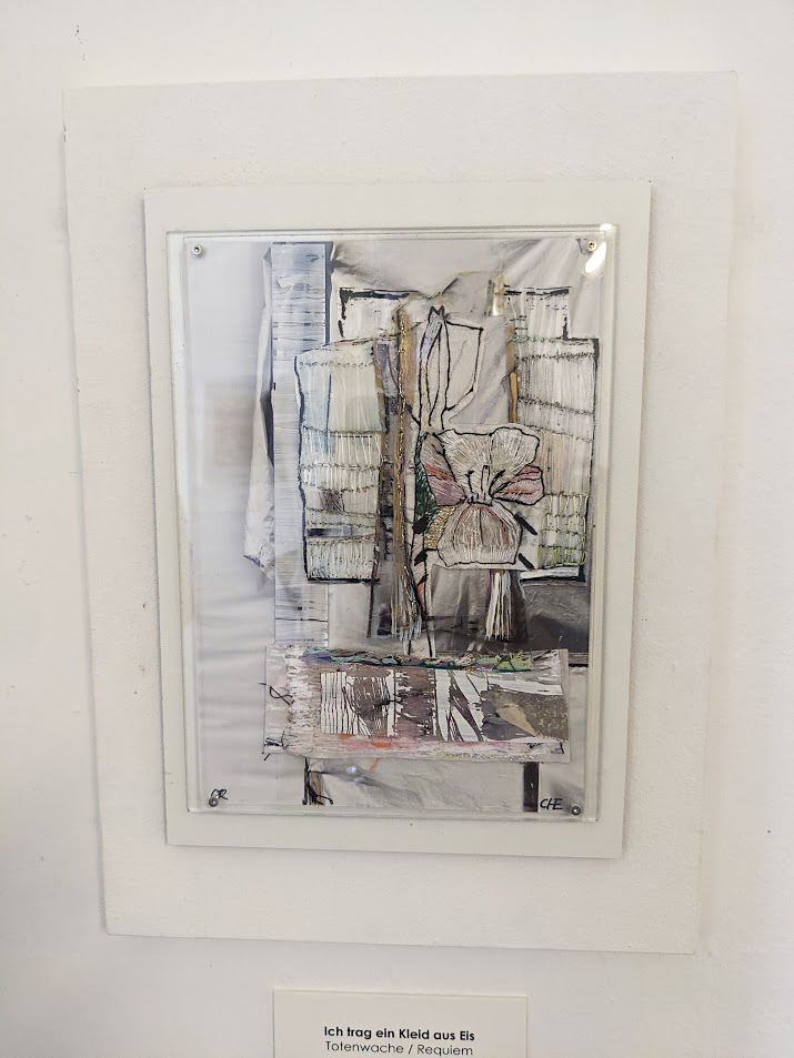 Stickerei hinter Plexiglas von Carola Helbing-Erben.